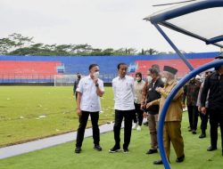 Potret Jokowi Cek Stadion Kanjuruhan, Soroti Pintu yang Terkunci