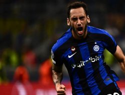 Hakan Calhanoglu Menggila, Inter Milan Gilas Barcelona