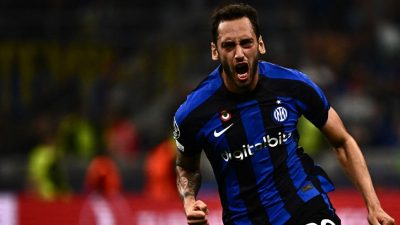 Hakan Calhanoglu Menggila, Inter Milan Gilas Barcelona