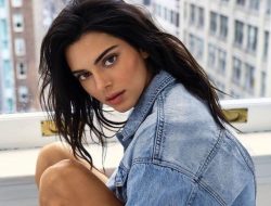 Kendall Jenner Tampak Stunning Tenteng Travel Bag Hermes, Harganya Tak Sampai Ratusan Juta Rupiah