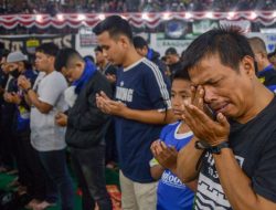 Ribuan Suporter Gelar Doa Bersama dan Shalat Gaib Untuk Korban Tragedi Kanjuruhan