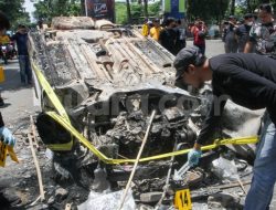 13 Mobil Polisi Rusak Hingga Dibakar Massa saat Kerusuhan di Stadion Kanjuruhan