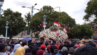 Ngalap Berkah, Ribuan Warga Berebut Gunungan Sekaten Solo