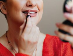 Warna Botol Sekilas Mirip, Viral Curhat Orang Tak Sengaja Set Makeup Pakai Cairan Ini