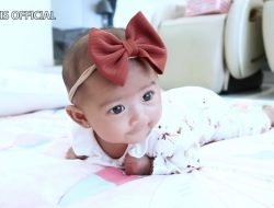 Ria Ricis Rutin Ajak Baby Moana Latihan Tummy Time, Apa Sih Manfaatnya?