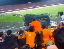 Viral, Video Jakmania Larang Polisi Tembakan Gas Air Mata ke Suporter Bali United