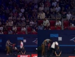 Lihat Jonatan Christie Jatuh dari Kursi Roda, Para Penonton Bule Ini Langsung Berhenti Tepuk Tangan