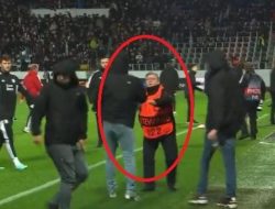 Tak Perlu Gas Air Mata, Emak-emak Ini Beri Cara Manusiawi Usir Penonton yang Masuk ke Lapangan