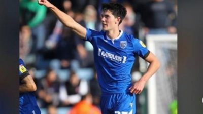 Pamerkan Foto Cetak Gol Bersama Gillingham FC, Elkan Baggott Panen Pujian