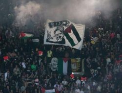 Jamu Klub Israel di Liga Champions, Suporter PSG Bentangkan Bendera Palestina