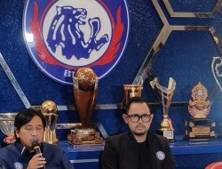 Presiden Arema FC Tahan Tangis, Minta Maaf kepada Keluarga Korban Tragedi Kanjuruhan