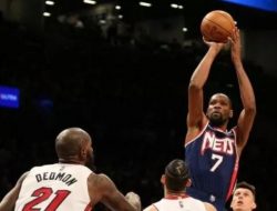 Cara Menembak seperti Kevin Durant dalam Permainan Bola Basket