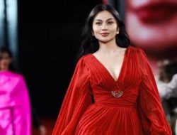 6 Potret Ariel Tatum Tampil di Paris Fashion Week, Cantiknya Kebangetan!