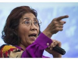 Presiden FIFA dan Pengurus PSSI Main Sepak Bola Bareng, Susi Pudjiastuti: Empati Dimana?