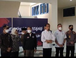 Tinjau Langsung Lokasi Tragedi Kanjuruhan, Jokowi Singgung Pintu yang Terkunci