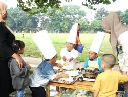 9 Momen Ucok Baba Jualan Sosis di Pinggir Jalan, Laris Manis