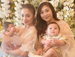 9 Potret Akikah Baby Izz dan Sepupunya, Suvenirnya Cantik Banget!