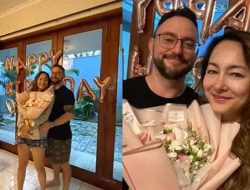 7 Potret Detik-detik Dewi Rezer Dilamar Pacar Bule, Romantis Abis!