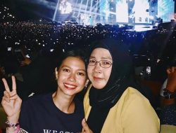 8 Momen Yuki Kato Nonton Konser Westlife bareng Mama, Seru-seruan Nyanyi Bersama