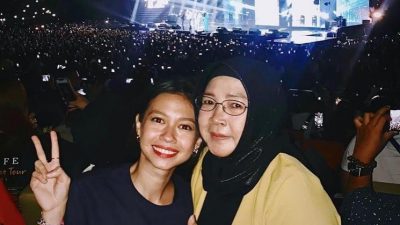 8 Momen Yuki Kato Nonton Konser Westlife bareng Mama, Seru-seruan Nyanyi Bersama