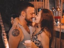 Pantai Malibu Jadi Saksi, Dewi Rezer Dilamar Pacar Bule!
