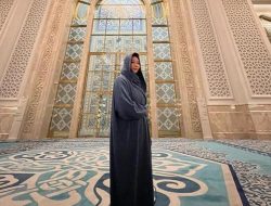 7 Momen Mey Chan Pakai Kerudung di Kazakhstan, Tampil Sopan saat Masuk ke Masjid