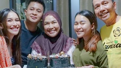 7 Momen Ulang Tahun Umi Kalsum Ibu Ayu Ting Ting, Kuenya Banyak Banget!