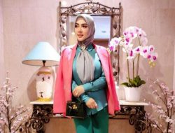 Queen of Hermes Duduk Cantik di Sofa, Pakai Selimut Branded yang Harganya Bikin Minder