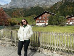 7 Potret Aura Kasih Liburan di Swiss, Gaya Stylish dan Body Goals Disorot