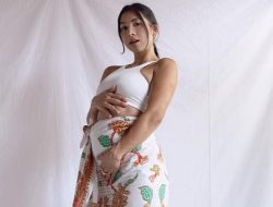 11 Potret Seleb Rayakan Hari Batik: Jennifer Bachdim, Raline Shah, hingga Yuki Kato