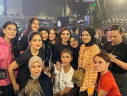 Momen Geng Cendol Usai Nonton Konser Bareng Bikin Netizen Salfok: Ibu-Ibu Baju Oren Kenapa?