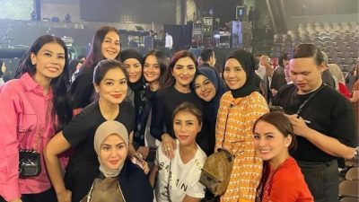 Momen Geng Cendol Usai Nonton Konser Bareng Bikin Netizen Salfok: Ibu-Ibu Baju Oren Kenapa?