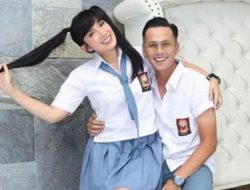 Ussy Sulistiawaty Santai Leyeh-Leyeh di Rumah Pakai Daster, Sofanya Disorot: Glowing Banget!
