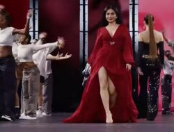 Harga Dress Merah Ariel Tatum di Paris Fashion Week Terungkap, Bikin Jiwa Miskin Meronta-ronta!