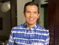 8 Potret Adrian Maulana Berangkat Kerja Naik KRL, Hemat Banget!