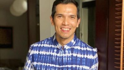 8 Potret Adrian Maulana Berangkat Kerja Naik KRL, Hemat Banget!