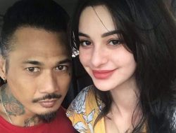 Momen Langka Jerinx Ajak Perempuan Sembahyang: Kayaknya Sebelumnya Semua Hantu!