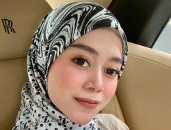 Kakak Lesti Kejora Upload Foto Umrah Sekeluarga, Ekspresi Baby L Curi Perhatian