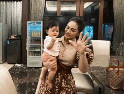 10 Momen Krisdayanti Jadi Suster Ameena, Telaten Momong Cucu Tersayang