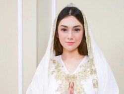 Celine Evangelista Doakan Lesti Sambil Bermukena, Penampilannya Adem Banget