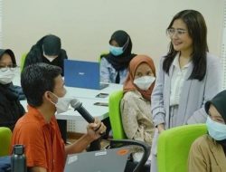 10 Momen Prilly Latuconsina Ngajar di UGM, Bak Dosen Profesional