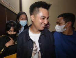 Datang Penuhi Panggilan Polisi, Reaksi Baim Wong dan Paula Disorot: Senyumnya Maksa!