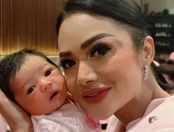 Nemplok sama Krisdayanti, Penampilan Baby Ameena Bikin Salfok: Boneka Hidup