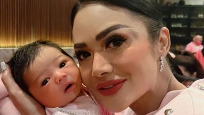 Nemplok sama Krisdayanti, Penampilan Baby Ameena Bikin Salfok: Boneka Hidup