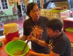 10 Momen Adul Jualan Pecel Lele di Warung Kaki Lima Sederhana