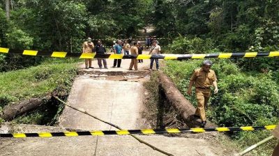 Jembatan Penghubung Antarkecamatan di Barito Utara Ambruk