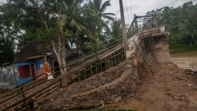 Diterjang Banjir, Jembatan di Lebak Banten Rusak Parah