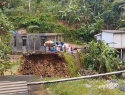 Diterjang Banjir, Jembatan Penghubung 2 Kecamatan di Pacitan Putus