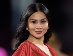 Tampil Memesona Dengan Balutan Gaun Merah di Catwalk Paris Fashion Week, Ariel Tatum Banjir Pujian