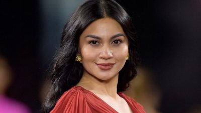 Tampil Memesona Dengan Balutan Gaun Merah di Catwalk Paris Fashion Week, Ariel Tatum Banjir Pujian